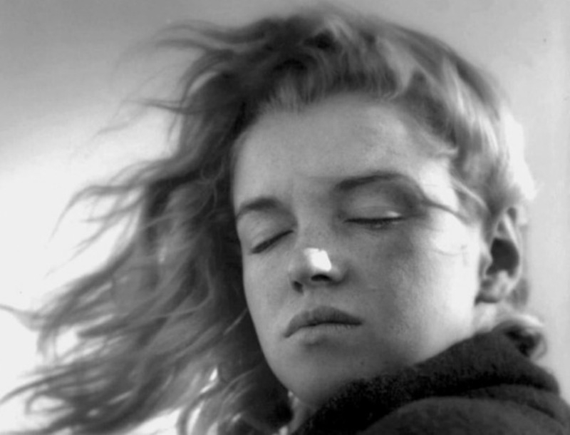 H 20χρονη Marilyn Monroe ποζάρει για τον φακό του φωτογράφου εραστή της 