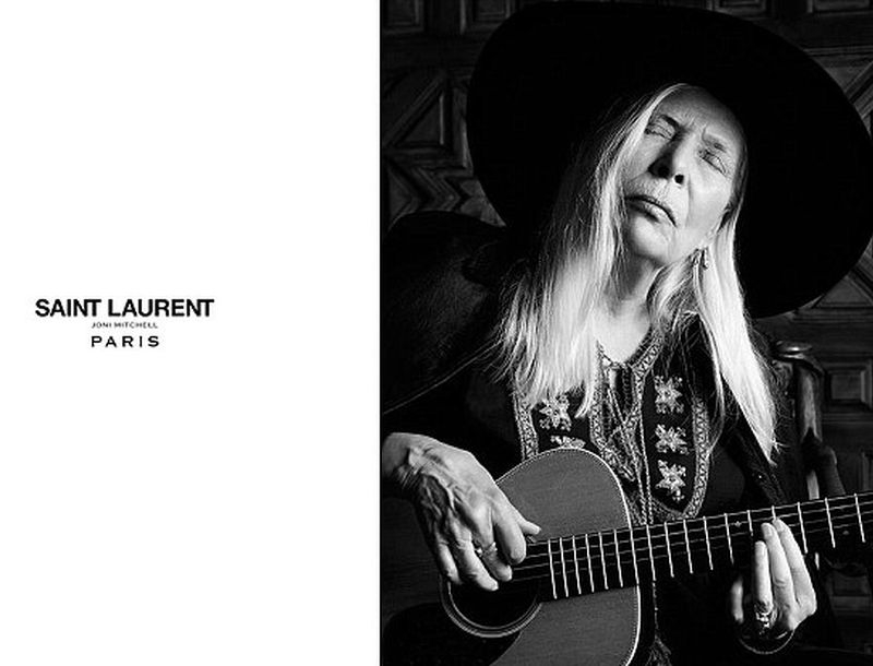 Aλλάζει η μόδα; Η 71χρονη Joni Mitchell το νέο πρόσωπο του Yves Saint Laurent