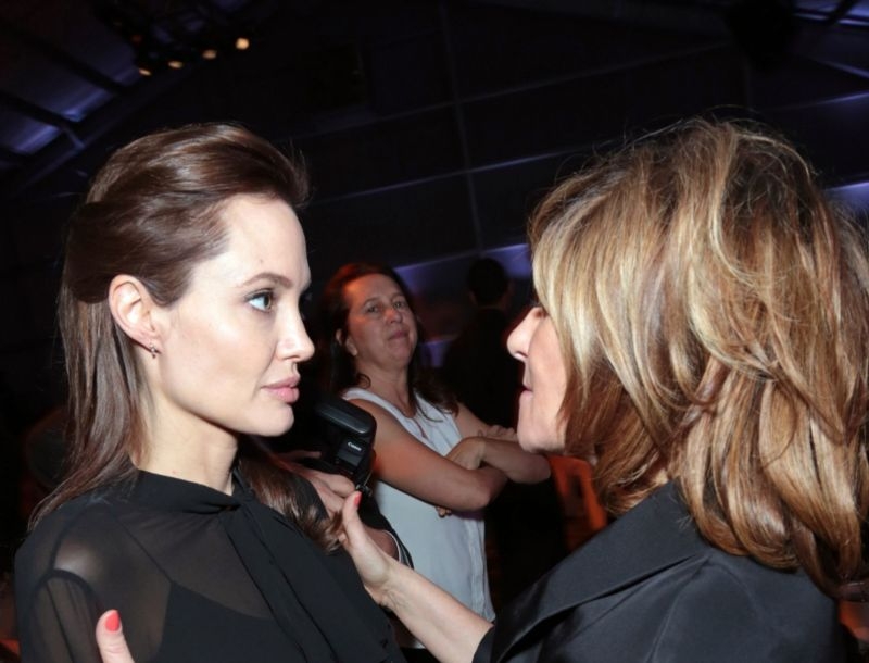 Άβολο! Η Angelina Jolie συναντήθηκε με την αντιπρόεδρο της Sony…