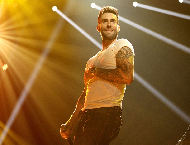 Adam Levine: Φαν του έκανε επίθεση αγάπης στη σκηνή