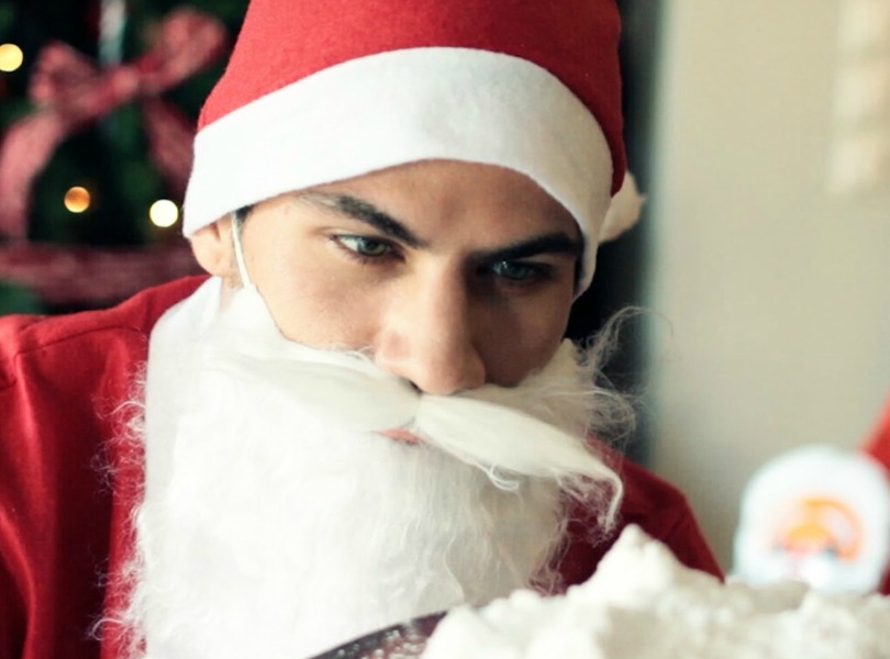 Αναγνωρίζετε ποιο τηλεοπτικό πρόσωπο ντύθηκε Άγιος Βασίλης; (video)