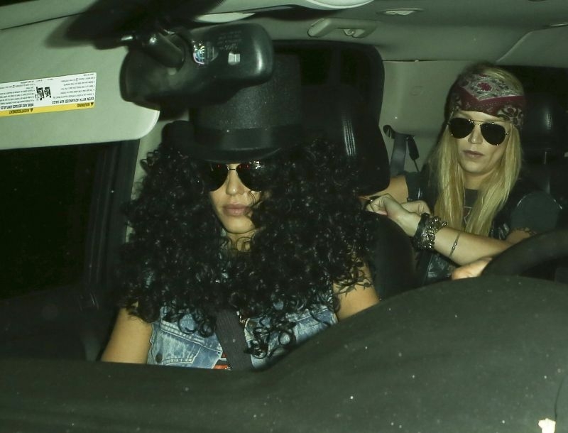 Δεν είναι ο Slash! Είναι η Jessica Alba μεταμφιεσμένη... Δεν είναι ο Slash! Είναι η Jessica Alba μεταμφιεσμένη...