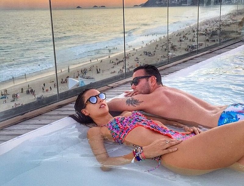 Alessandra Ambrosio: Με το μαγιό σε ταράτσα και πισίνα! Alessandra Ambrosio: Με το μαγιό σε ταράτσα και πισίνα!