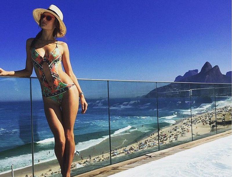Alessandra Ambrosio: Kάνει promotion με super sexy μονοκίνι Alessandra Ambrosio: Kάνει promotion με super sexy μονοκίνι