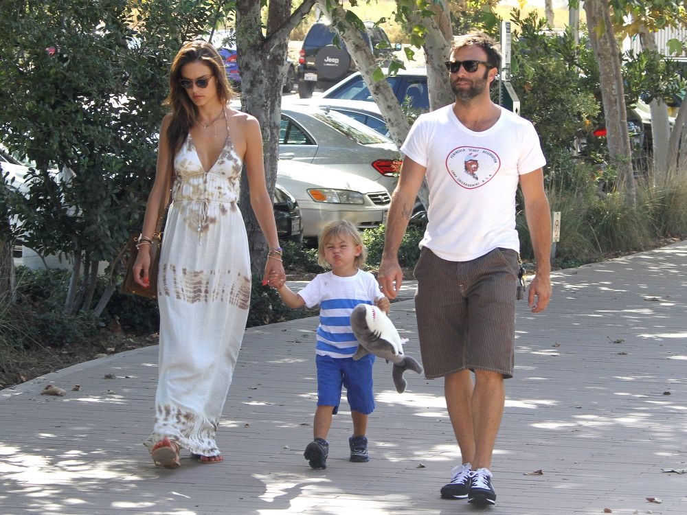 Τι γλυκιά μαμά! Η Alessandra Ambrosio βόλτα με τον γιο της