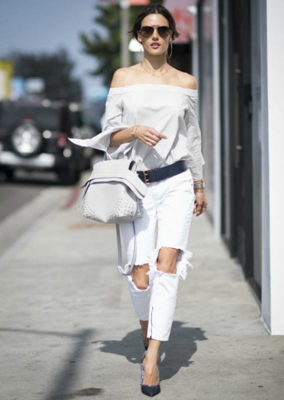 Street style: Η Alessandra Ambrosio δοκιμάζει το πιο chic total white look