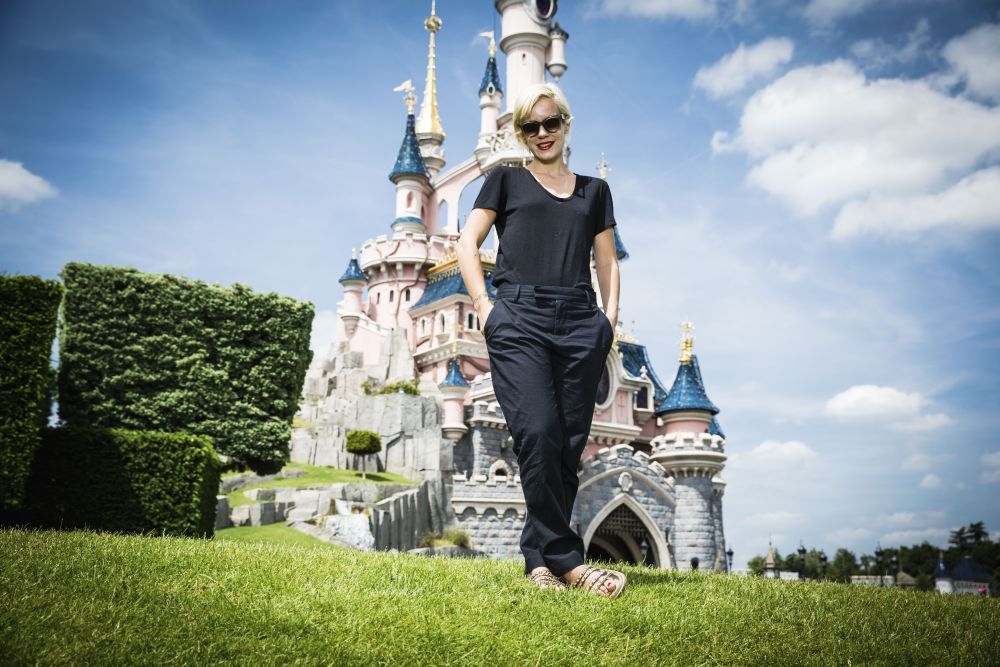 Η Lily Allen ξανά παιδί στην Disneyland