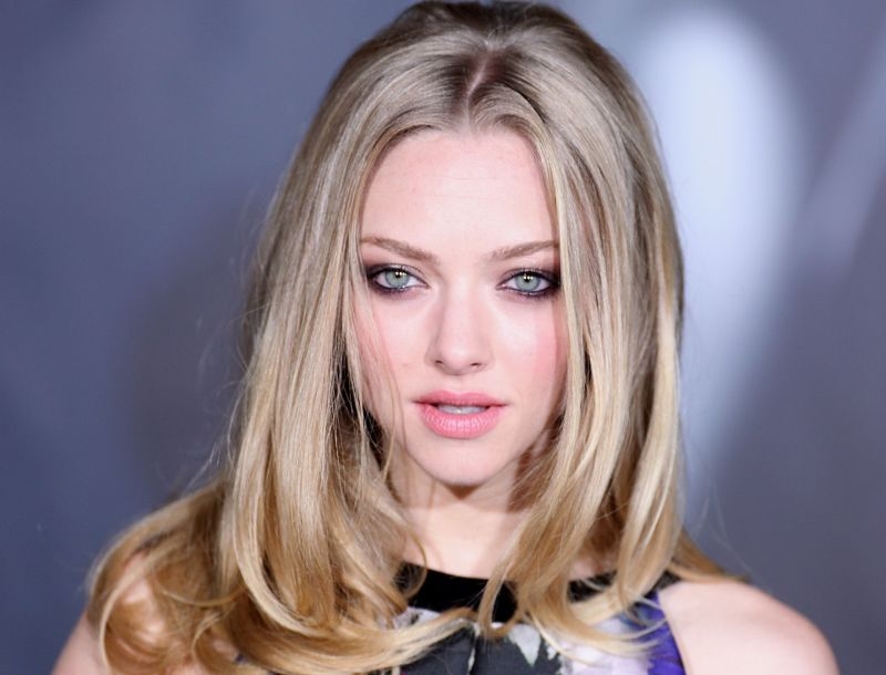 Amanda Seyfried: Ποζάρει μόνο με την πετσέτα της για τον Mario Testino