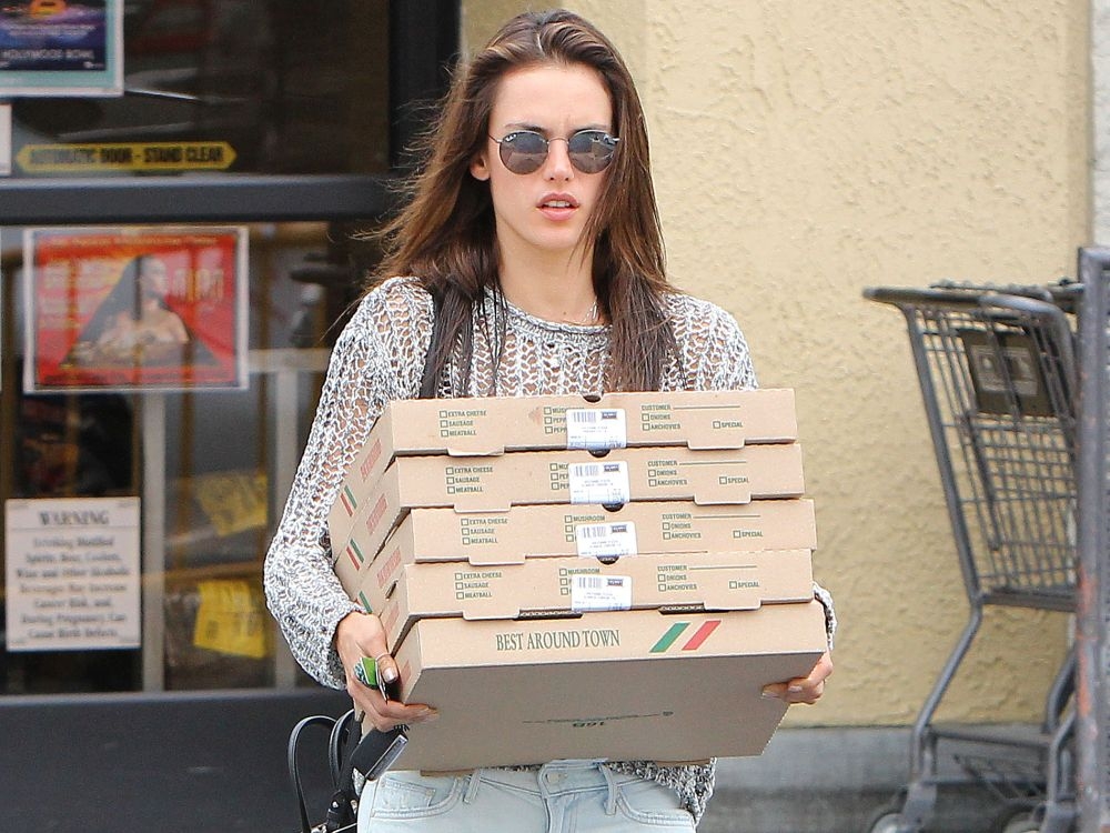 H Alessandra Ambrosio έγινε delivery girl; H Alessandra Ambrosio έγινε delivery girl;