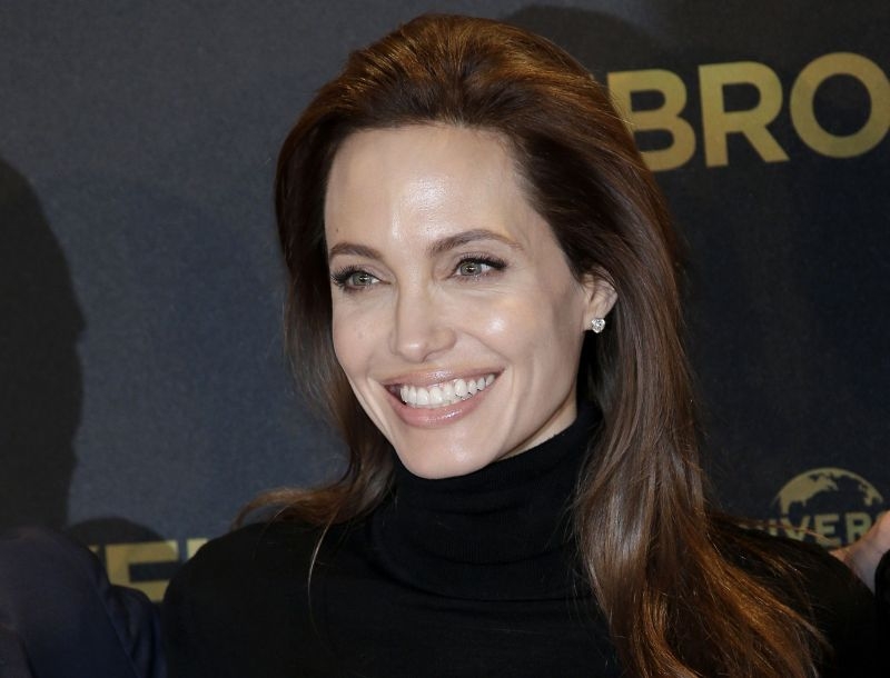Angelina Jolie: Αφαίρεσε και τις ωοθήκες της