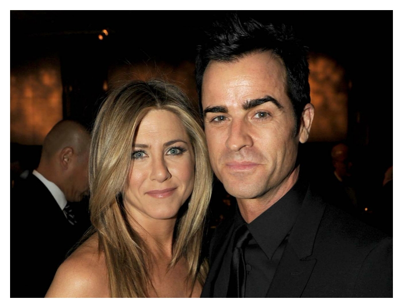 Η Jennifer Aniston επιδεικνύει το πανάκριβο μονόπετρο της