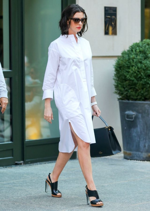 Anne Hathaway : Αναβαθμίζει το λευκό shirtdress με μια κίνηση