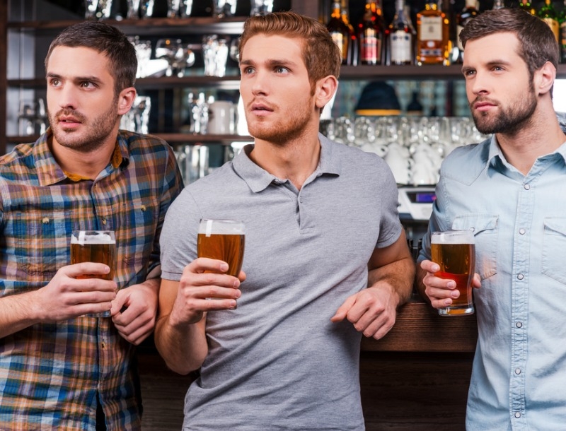 10 άντρες απάντησαν γιατί δεν μας την πέφτουν πια στα bar