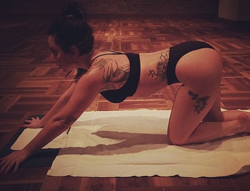 Underwear Yoga: Η Lady Gaga το τολμάει