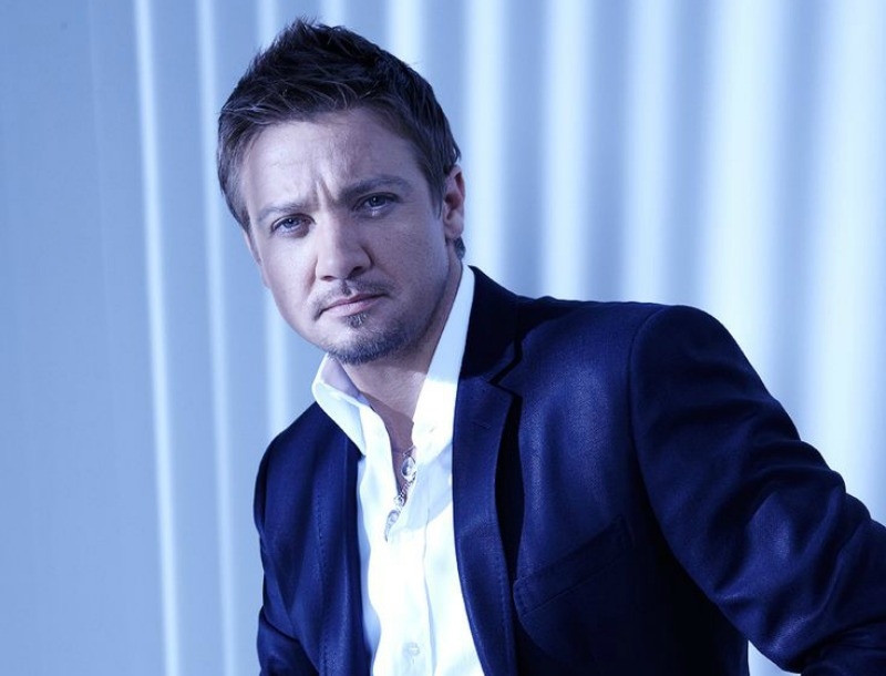 Jeremy Renner: Είναι τελικά gay;