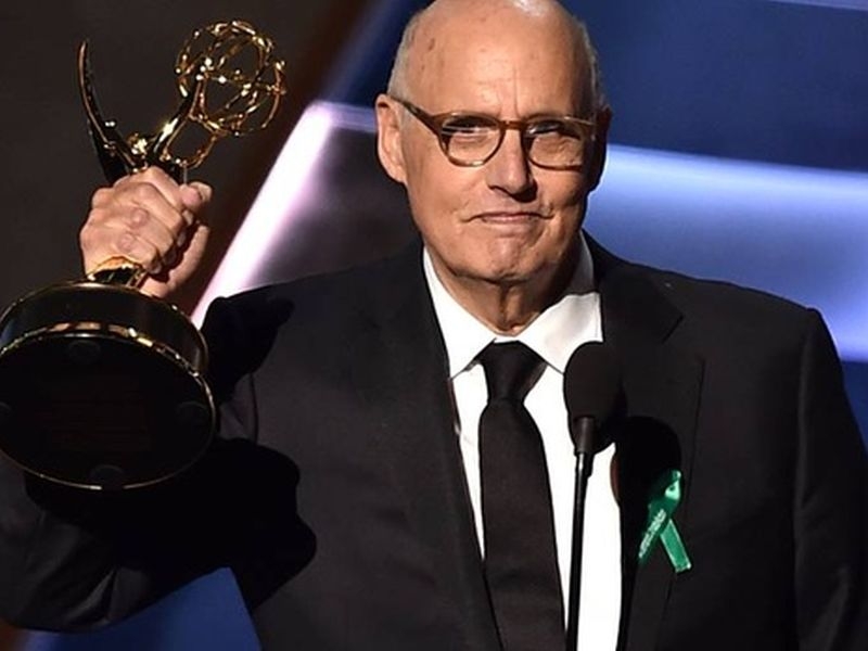 Emmy Awards : Γιατί φορούσαν πράσινη κορδέλα οι stars