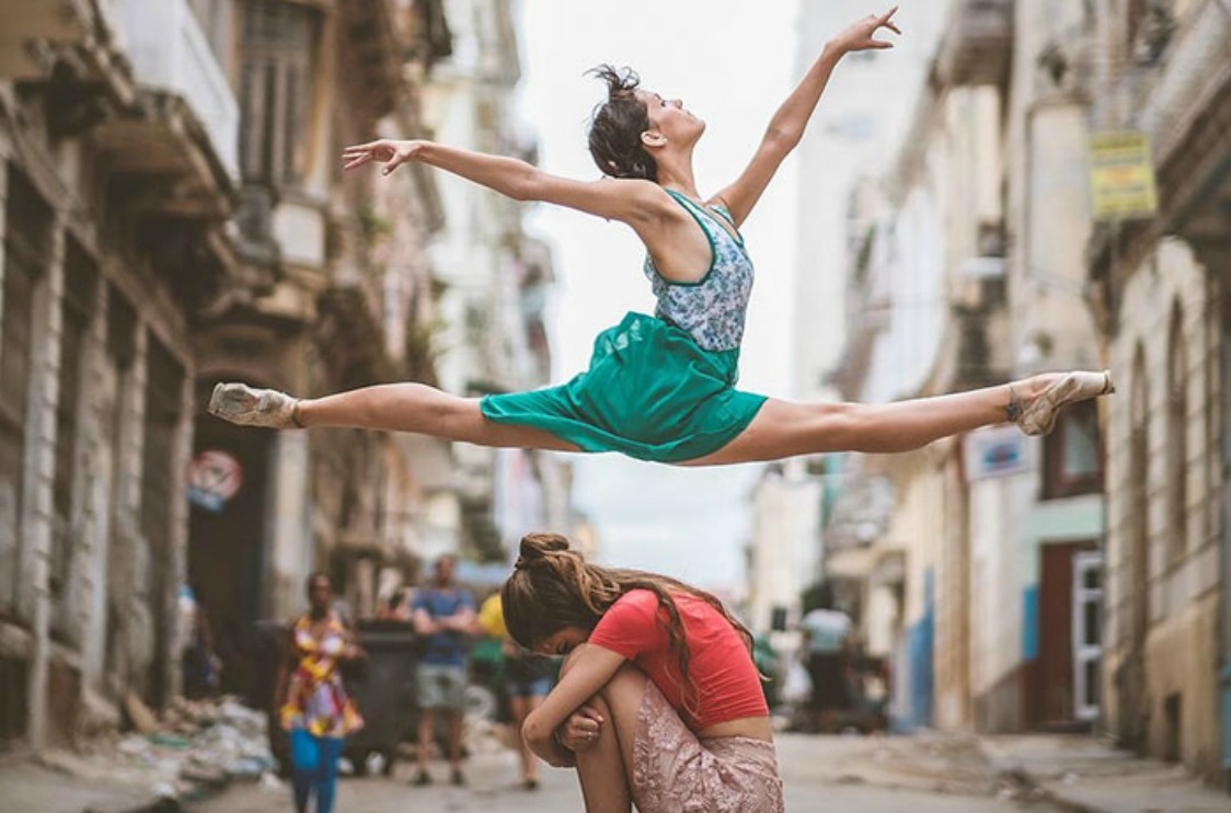 Χορευτές μπαλέτου σε ταξιδεύουν στους δρόμους της Κούβας  