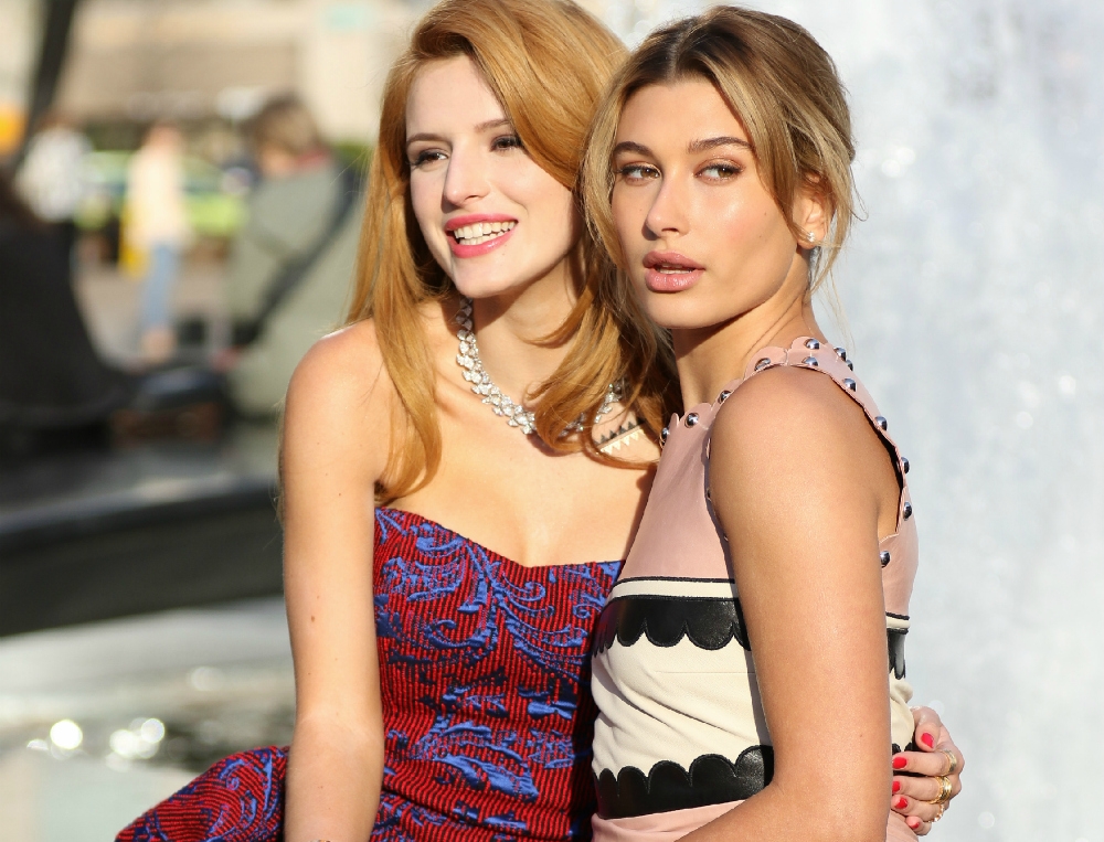 Bella Thorne- Hailey Baldwin: Δύο καλλονές τραβούν selfies στο κέντρο της Νέας Υόρκης