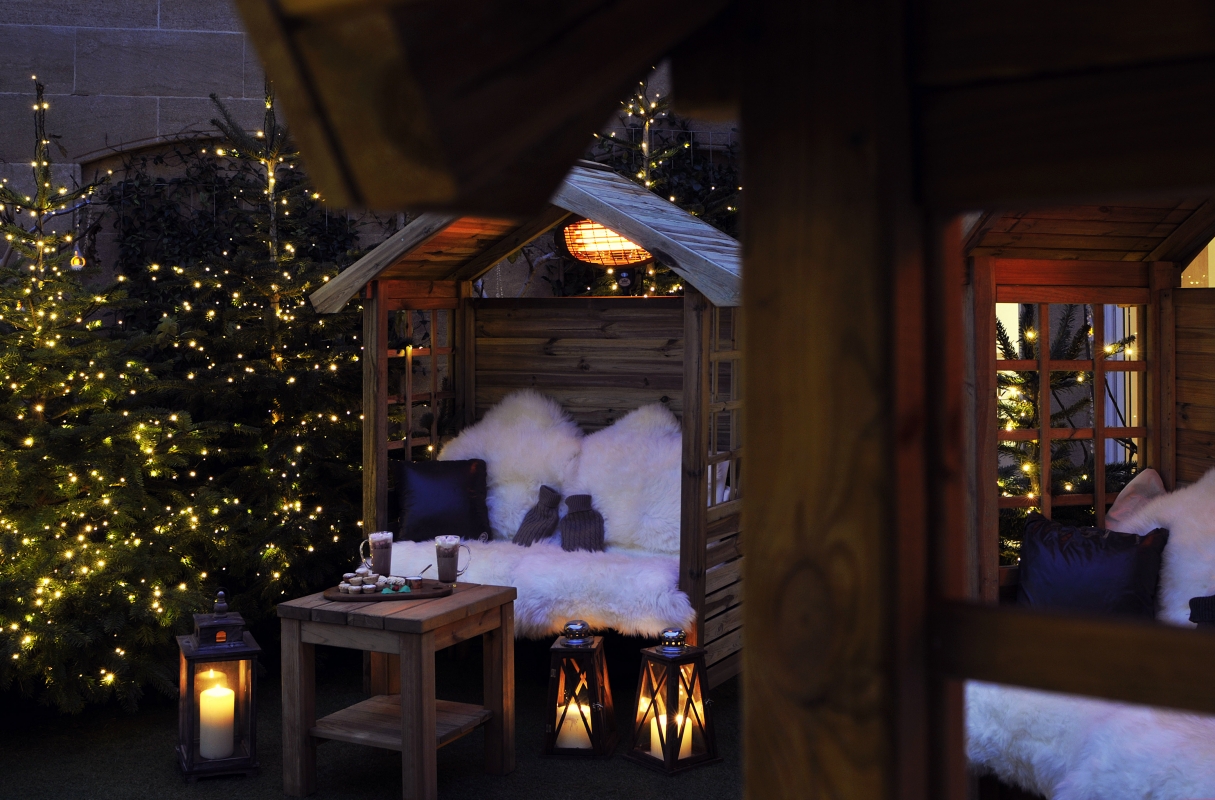 Χριστούγεννα, ζεστή σοκολάτα, κουβερτούλα και ταινία πάνω από το Knightsbridge