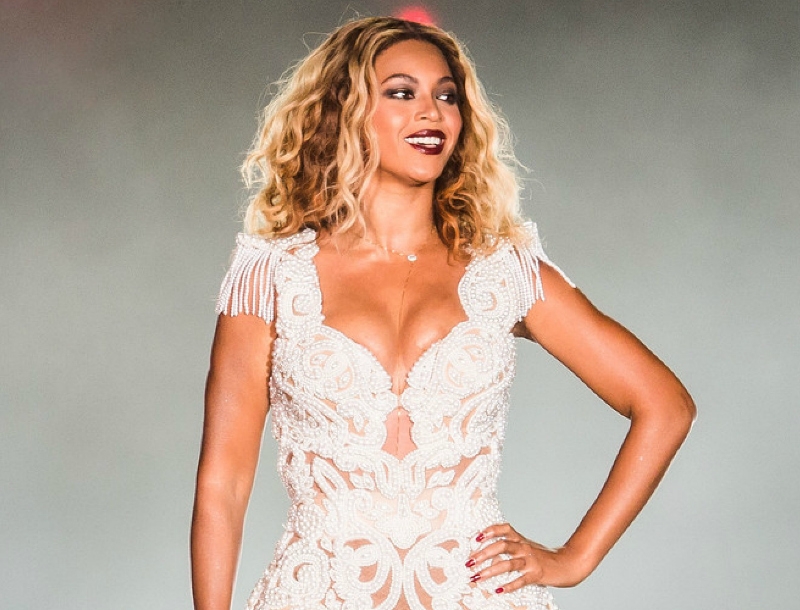 Beyonce: Το παραμυθένιο της φόρεμα στον γάμο της μητέρας της 