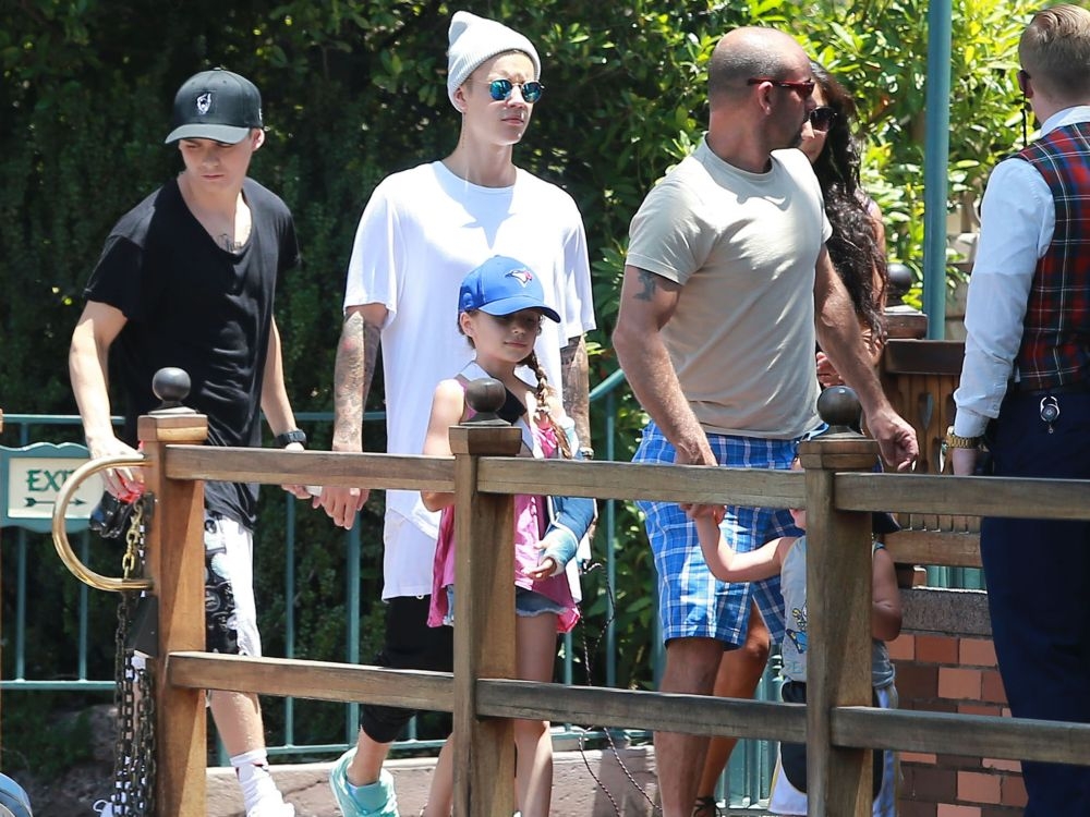 O Justin Bieber στην Disneyland με τα αδέρφια του