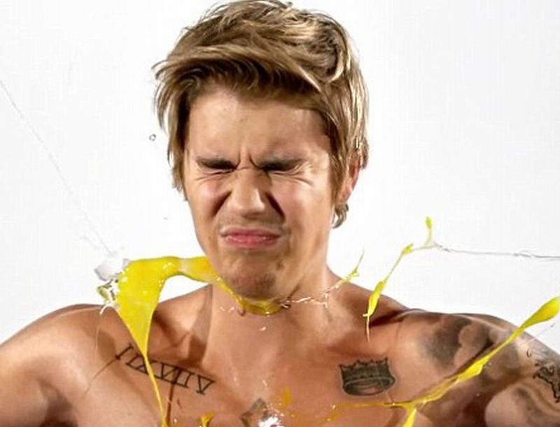 Justin Bieber: Του πέταξαν αυγά! Και το χάρηκε…