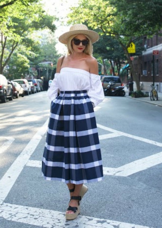 Street style: H Blair Eadie σου δείχνει πως να φορέσεις την καρό φούστα στην πόλη