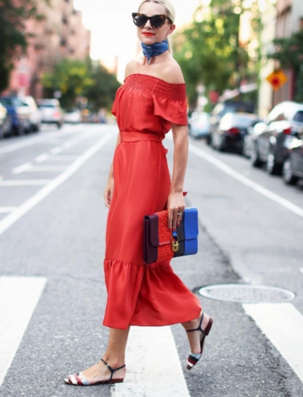 Street style: H Blair Eadie σου προτείνει κατακόκκινο off-shoulder φόρεμα