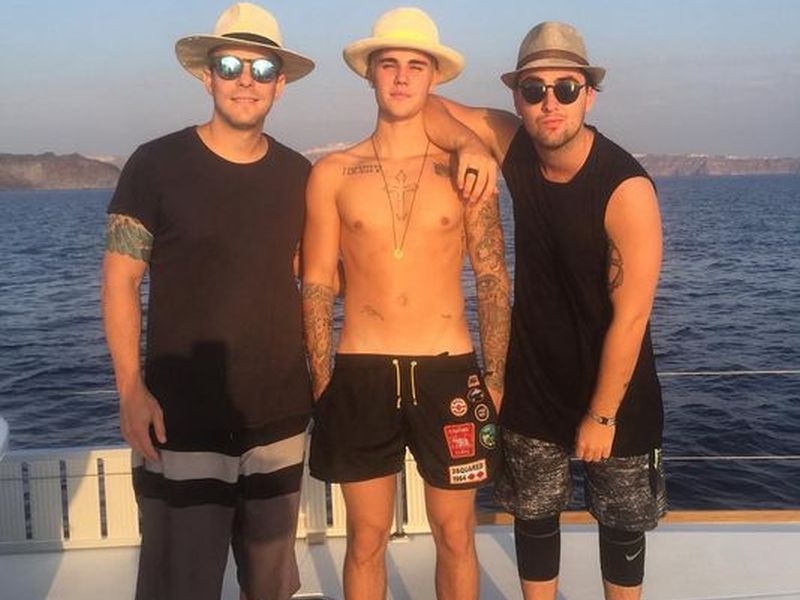 Justin Bieber : Στην Σαντορίνη για διακοπές και δουλειά Justin Bieber : Στην Σαντορίνη για διακοπές και δουλειά