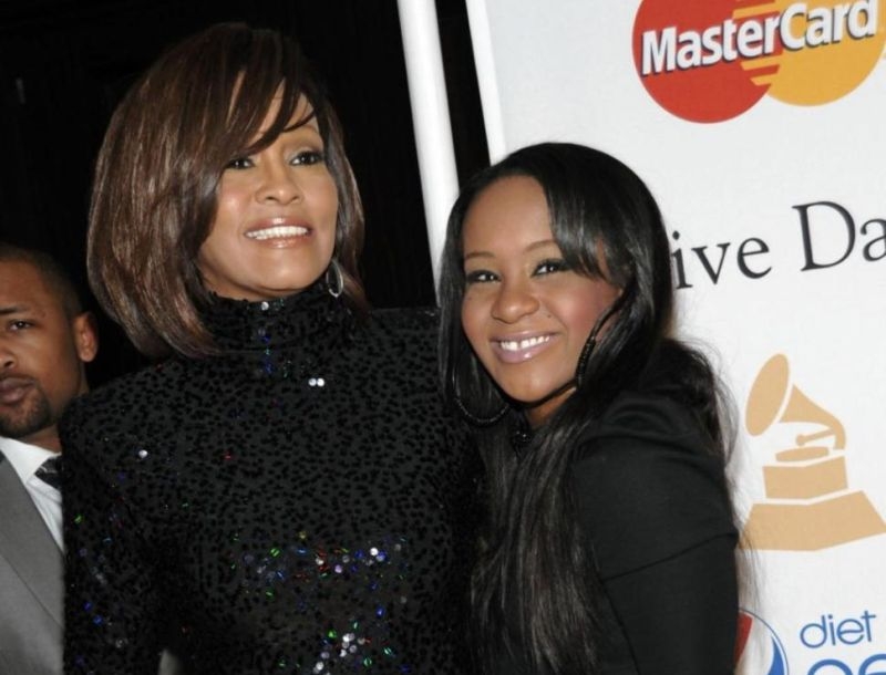 Bobbi Kristina: Ανέκτησε την επαφή με το περιβάλλον, βελτιώνεται η κατάσταση της