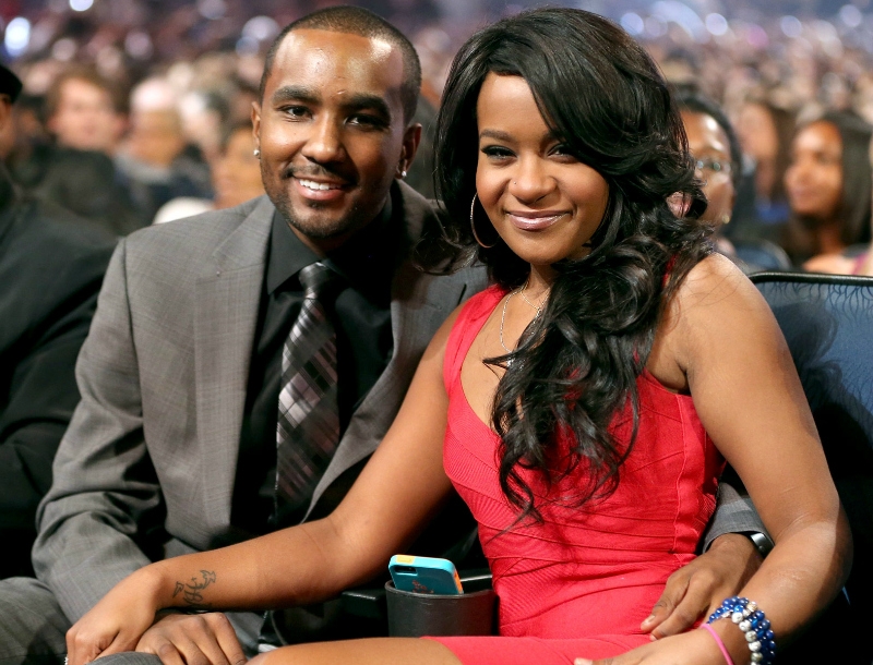 Στημένη η αυτοκτονία της Bobbi Kristina; Γιατί ανακρίνουν τον σύντροφό της