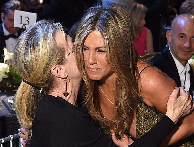 Η Jennifer Aniston κλαίει με λυγμούς στην αγκαλιά της Meryl Streep 