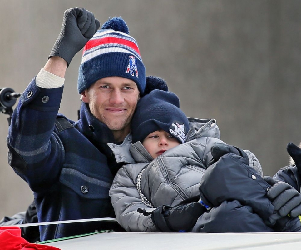 O Τom Brady πανηγυρίζει αγκαλιά με τον γιο του