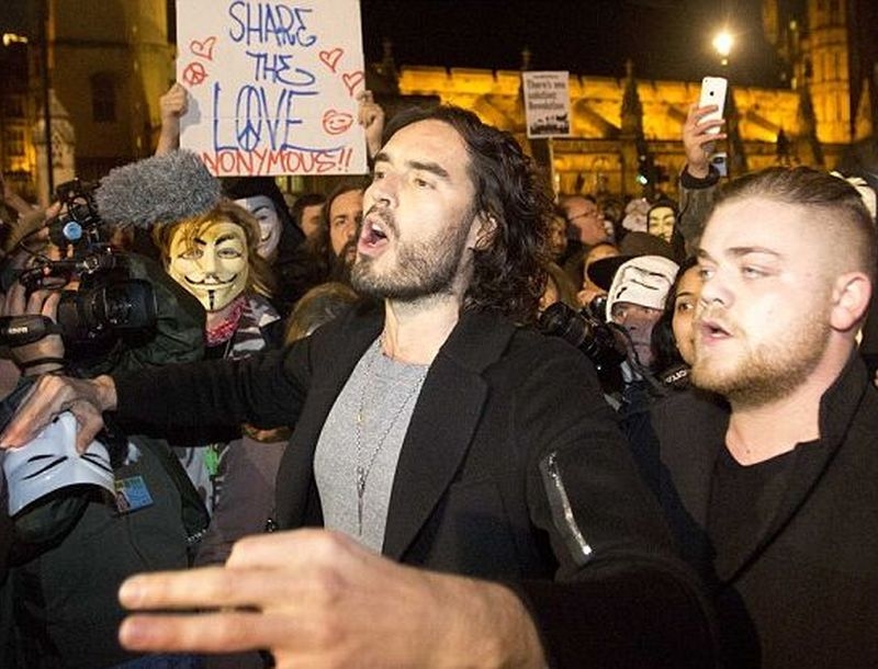 Remeber the 5th of November: Ο Russell Brand σε διαδήλωση!