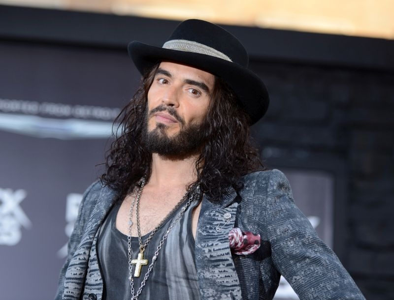 Russell Brand: Όταν έχω όρεξη για sex χτυπάω τα γεννητικά μου όργανα με βιβλίο!