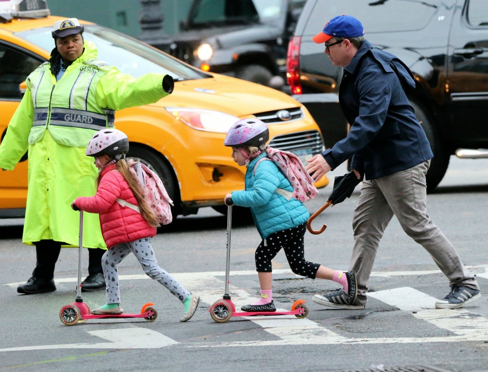 Matthew Broderick: Ένας super μπαμπάς βόλτα με τις δίδυμες κόρες του