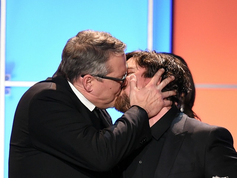 Christian Bale - Adam McKay: Όλοι μιλούν για τα φιλιά τους στα Critic s Choice Awards 