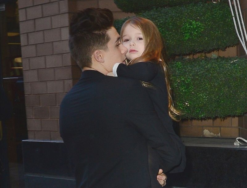 Brooklyn Beckham: Ο πιο στοργικός αδερφός; Δεν άφησε την Harper από την αγκαλιά του