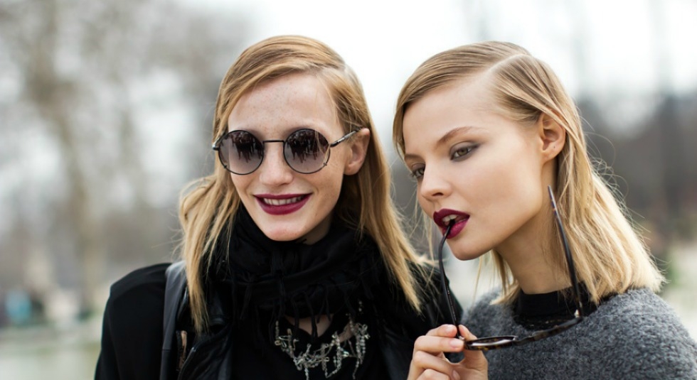 Kραγιόν 2017: 14 σκούρα κραγιόν για το τέλειο beauty look Kραγιόν 2017: 14 σκούρα κραγιόν για το τέλειο beauty look