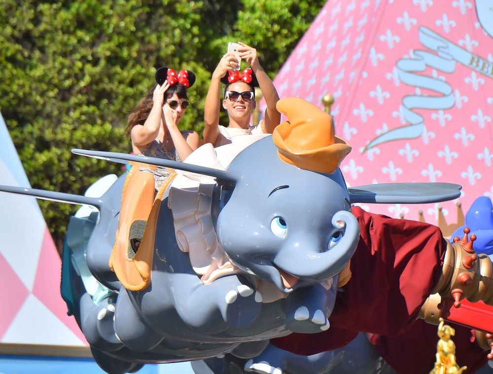 H Busy Phillips στην Disneyland