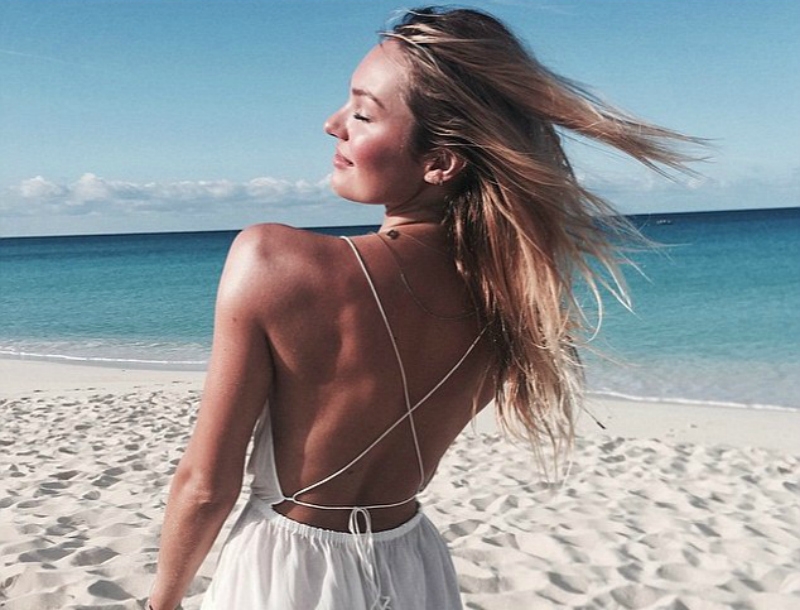 Candice Swanepoel: Κάνει yoga στην παραλία και μας δείχνει το τέλειο κορμί της