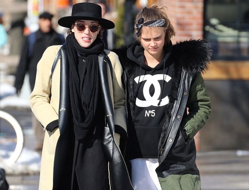 Cara Delevingne: Βόλτα με την σύντροφο της (;) στη Νέα Υόρκη Cara Delevingne: Βόλτα με την σύντροφο της (;) στη Νέα Υόρκη