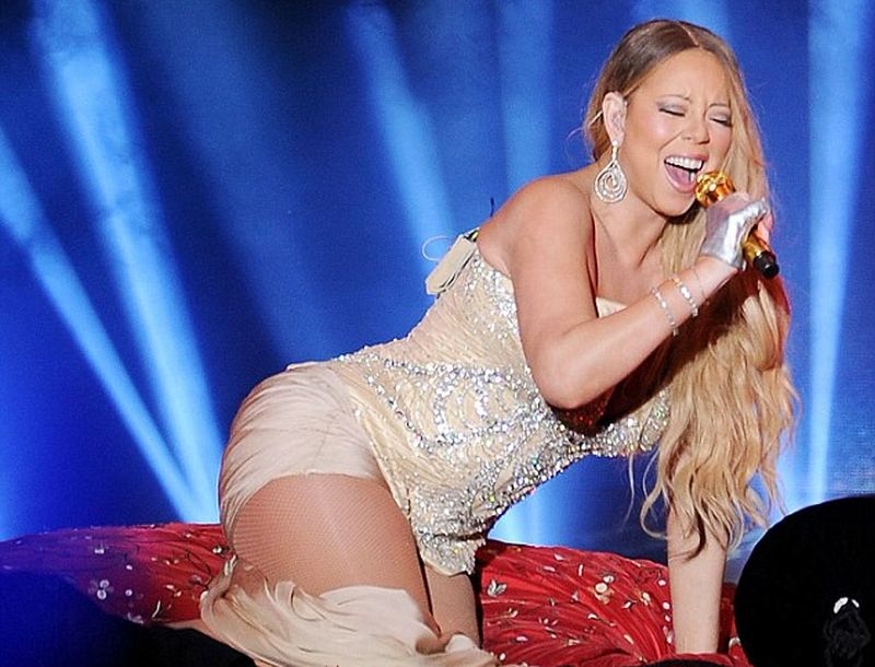 Η Mariah Carey πάχυνε και κόντυνε τη φούστα! Όλα στη φόρα...