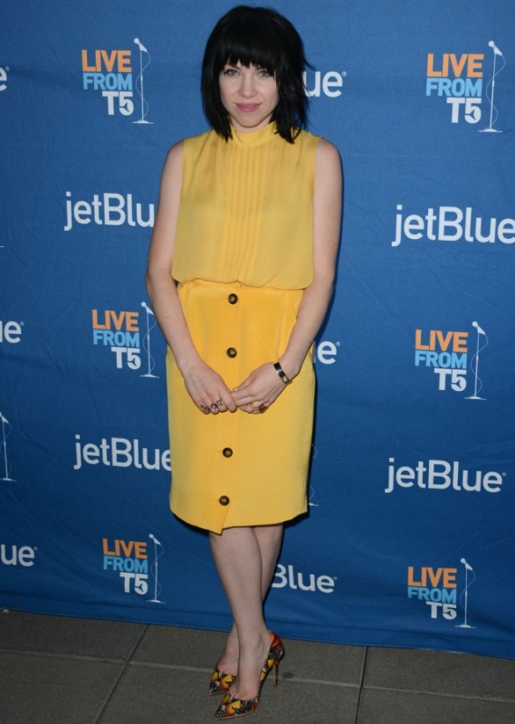 Carly Rae Jepsen : Συνδυάζει το total κίτρινο look με floral γόβες και ξεχωρίζει