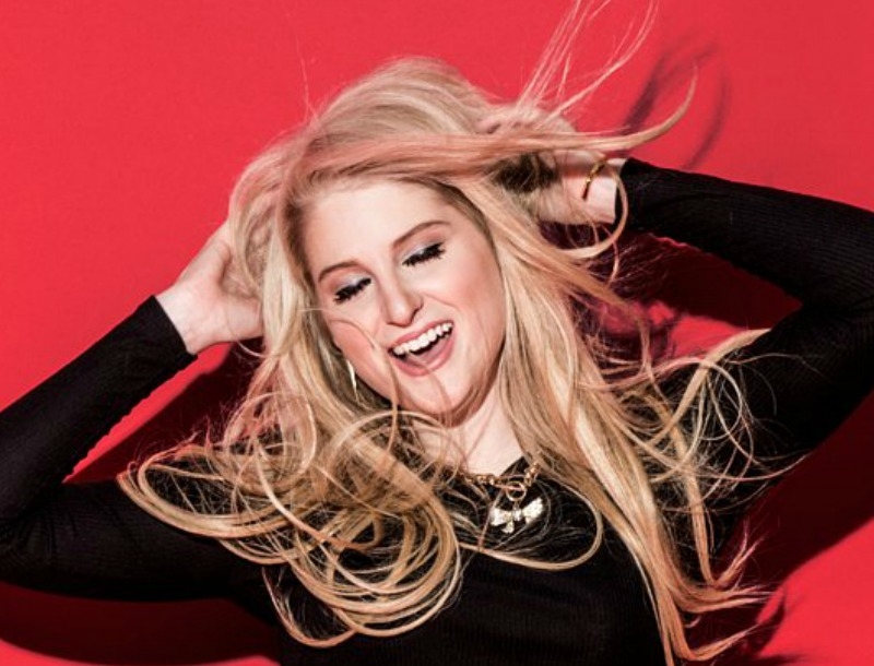 Ένα νεσεσέρ με τα αγαπημένα προϊόντα της Meghan Trainor από την Clinique