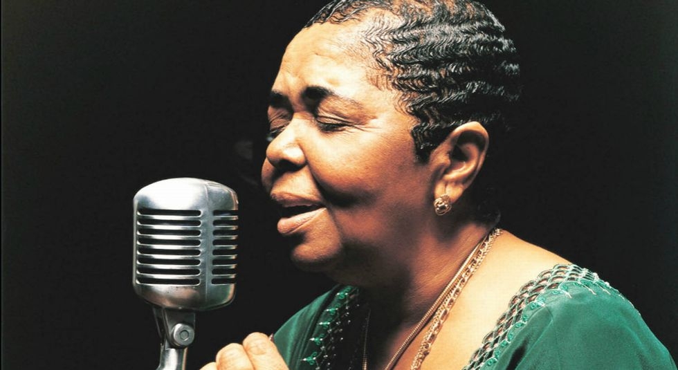 Cesária Évora: Η ξυπόλητη ντίβα της μουσικής-Όσα πρέπει να ξέρεις για τη ζωή της