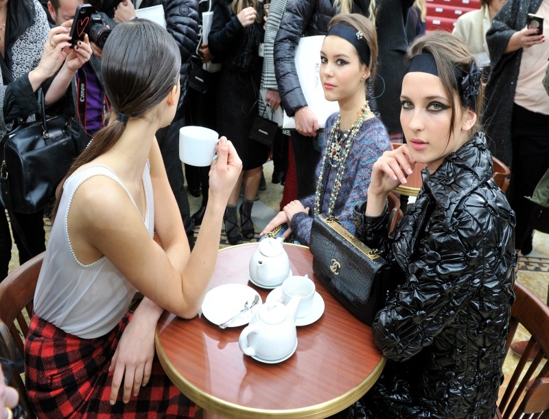 Paris fashion week : Ο οίκος Chanel μετατρέπει την πασαρέλα σε γαλλικό παραδοσιακό Café και μας εντυπωσιάζει