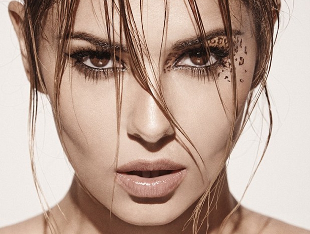 H Cheryl Cole ετοιμάζει το άλμπουμ της και ποζάρει με το T-Shirt των 85 δολαρίων H Cheryl Cole ετοιμάζει το άλμπουμ της και ποζάρει με το T-Shirt των 85 δολαρίων