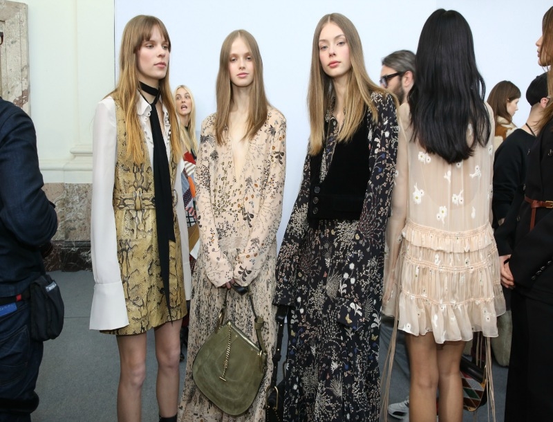 Paris fashion week : O οίκος Chloé ύμνησε την δεκαετία των 70s στη νέα του συλλογή