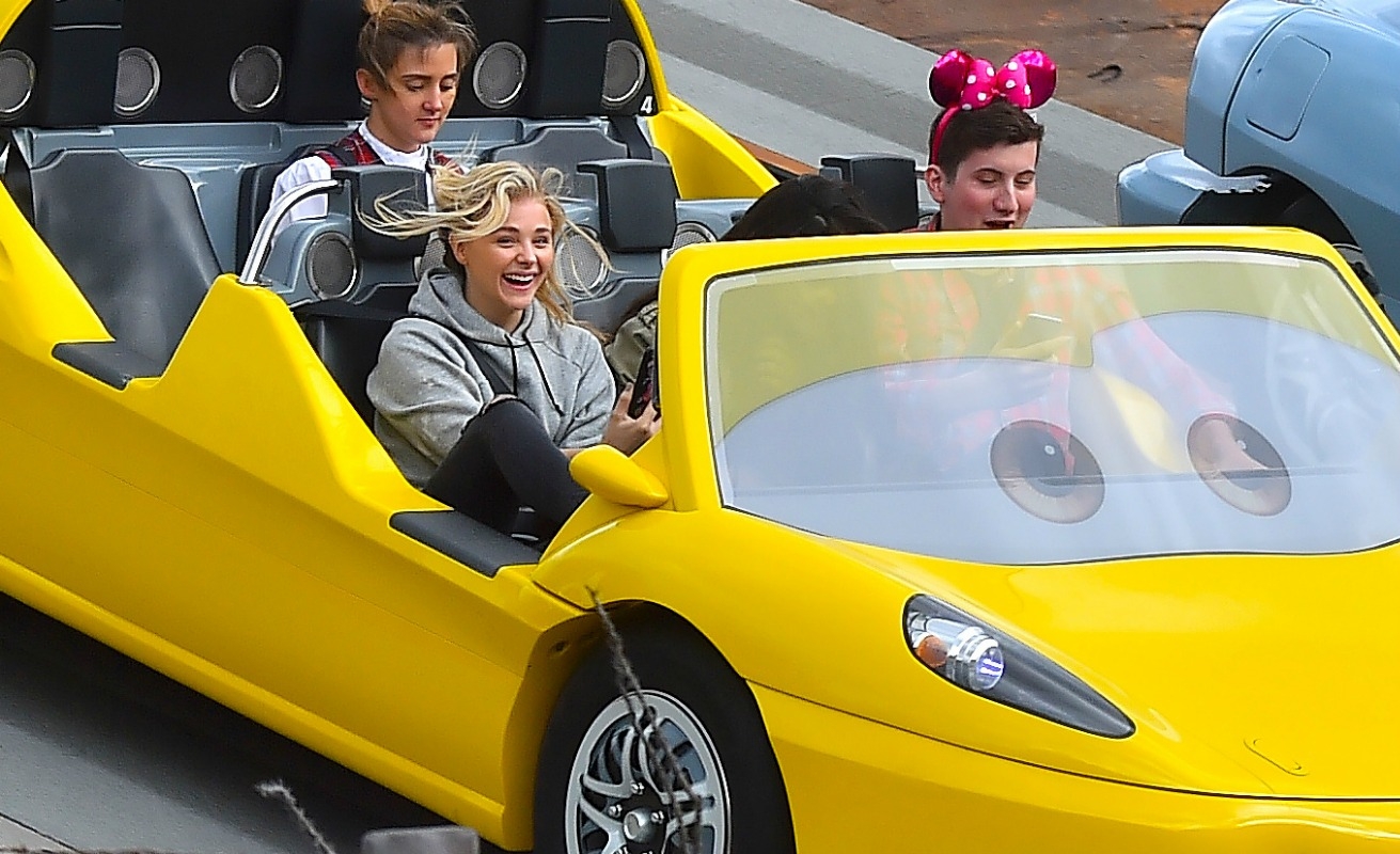 H Chloë Grace Moretz στην Disneyland